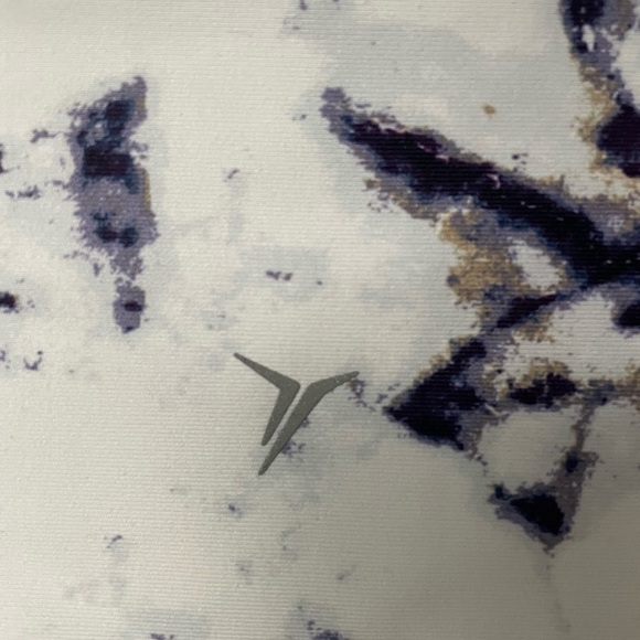 Old Navy Active Powersoft Print Crop Leggings in Small. GapFit Strappy Top in XS - Picture 9 of 16